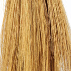 Zoom sur un bouquet de brins de balai naturels dorés et fins sur support déco