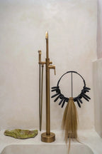 Robinet de baignoire en laiton mat avec douchette et collier tribal en pierres noires