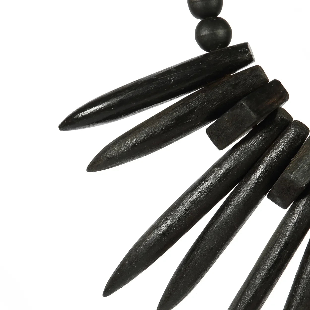 Collier en bois noir avec piques sur support décoration en herbe rayung et bois naturel