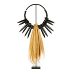 Collier noir en perles et piquants avec frange en paille, décoration en herbe rayung et bois naturel sur support