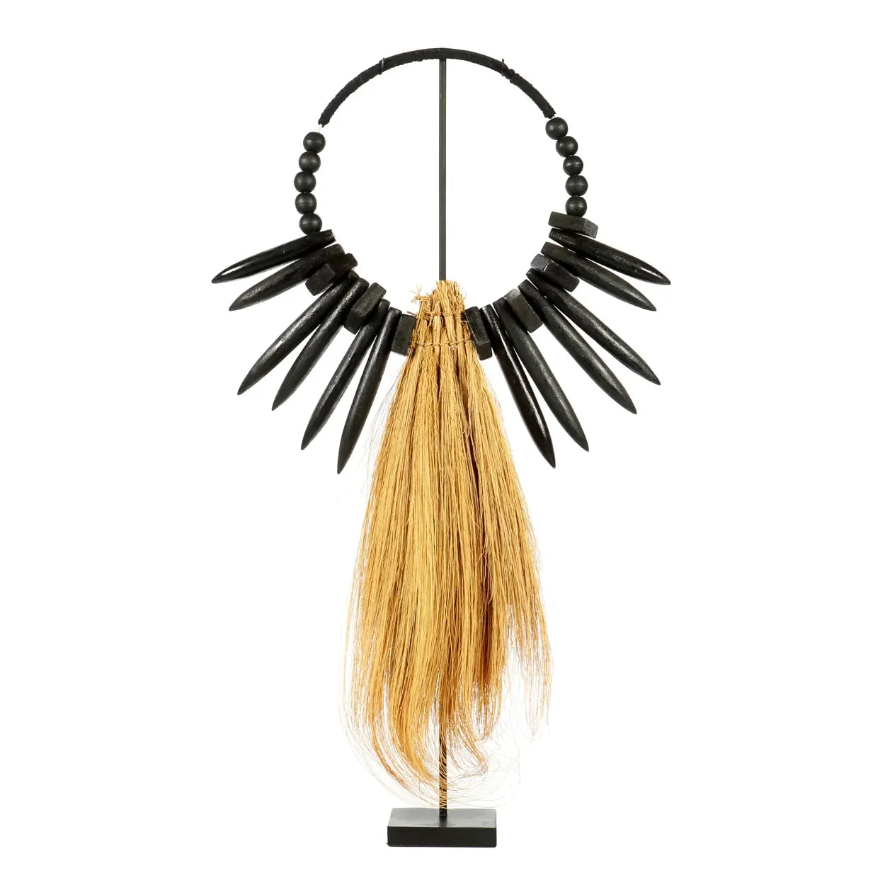 Collier noir en perles et piquants avec frange en paille, décoration en herbe rayung et bois naturel sur support