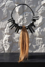 Collier tribal avec tassel en paille sur support herbe rayung et bois naturel