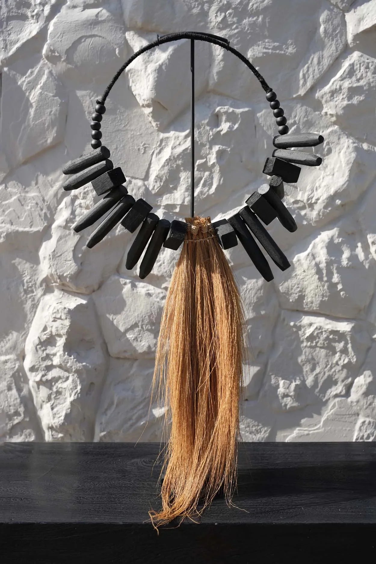 Collier tribal avec tassel en paille sur support herbe rayung et bois naturel