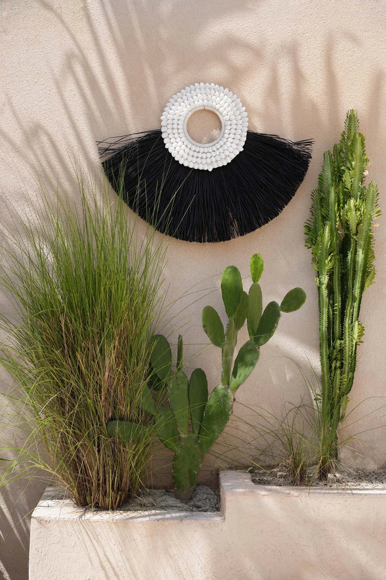 Décoration murale en alang-alang noir et coquillages, 86 cm, design moderne en noir et blanc