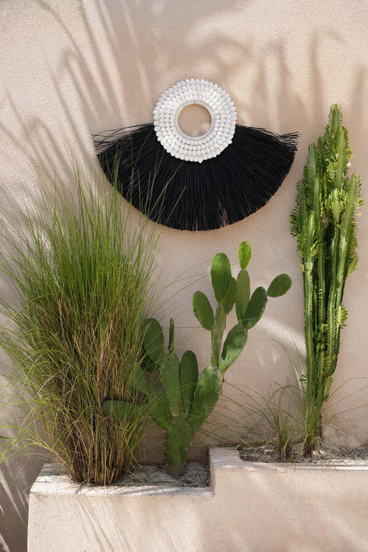 Décoration murale en alang-alang noir et coquillages, 86 cm, design moderne en noir et blanc