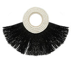 Tresse noire avec pompon en perles blanches pour décoration murale en alang-alang