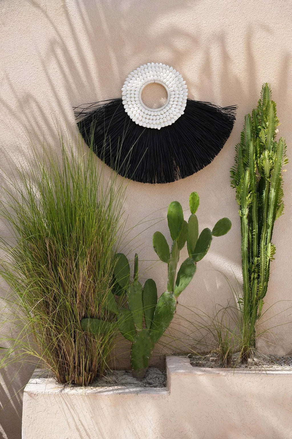 Décoration murale en alang-alang noir et coquillages, tissu tissé noir et blanc