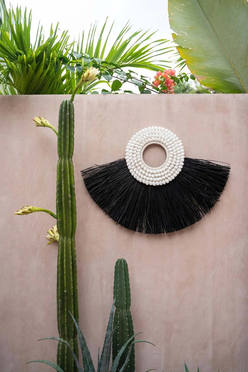 Décoration murale en alang-alang noir et coquillages avec anneau blanc et frange noire