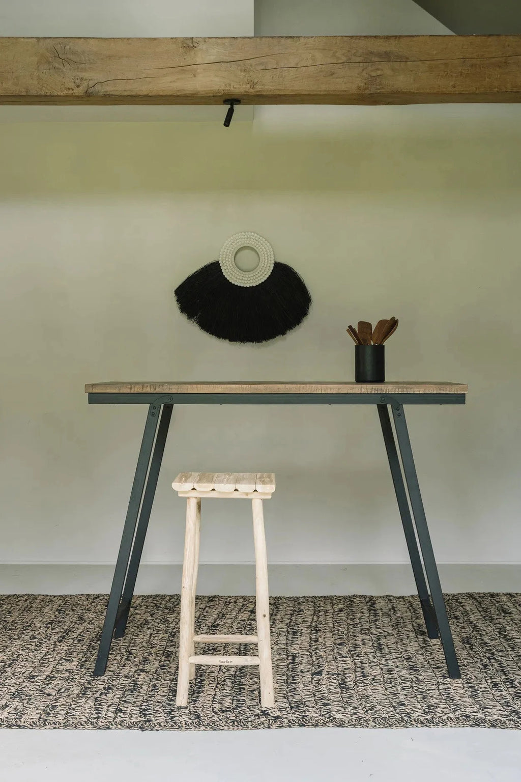 Table de bar rustique en bois avec jambes en métal foncé et tabouret en bois clair