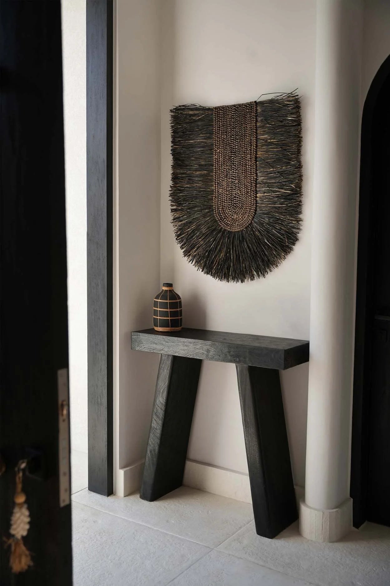 Console noire avec décoration murale en fibres naturelles 87x74 cm