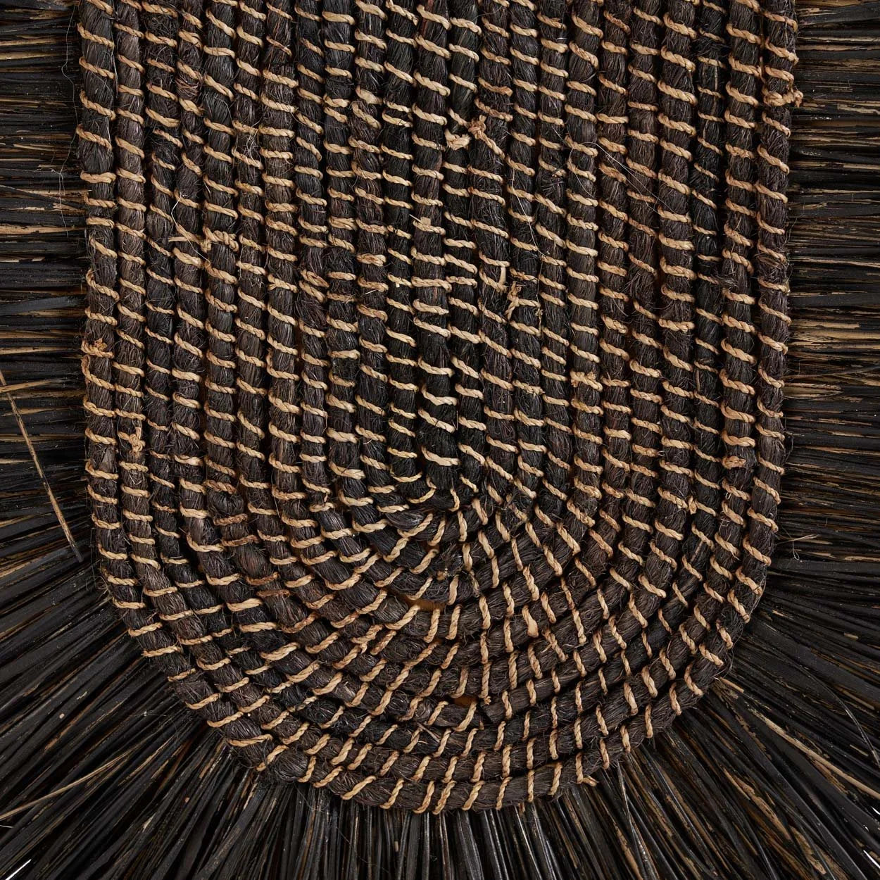 Murale en fibres naturelles noires et tan 87x74 cm, décoration murale élégante