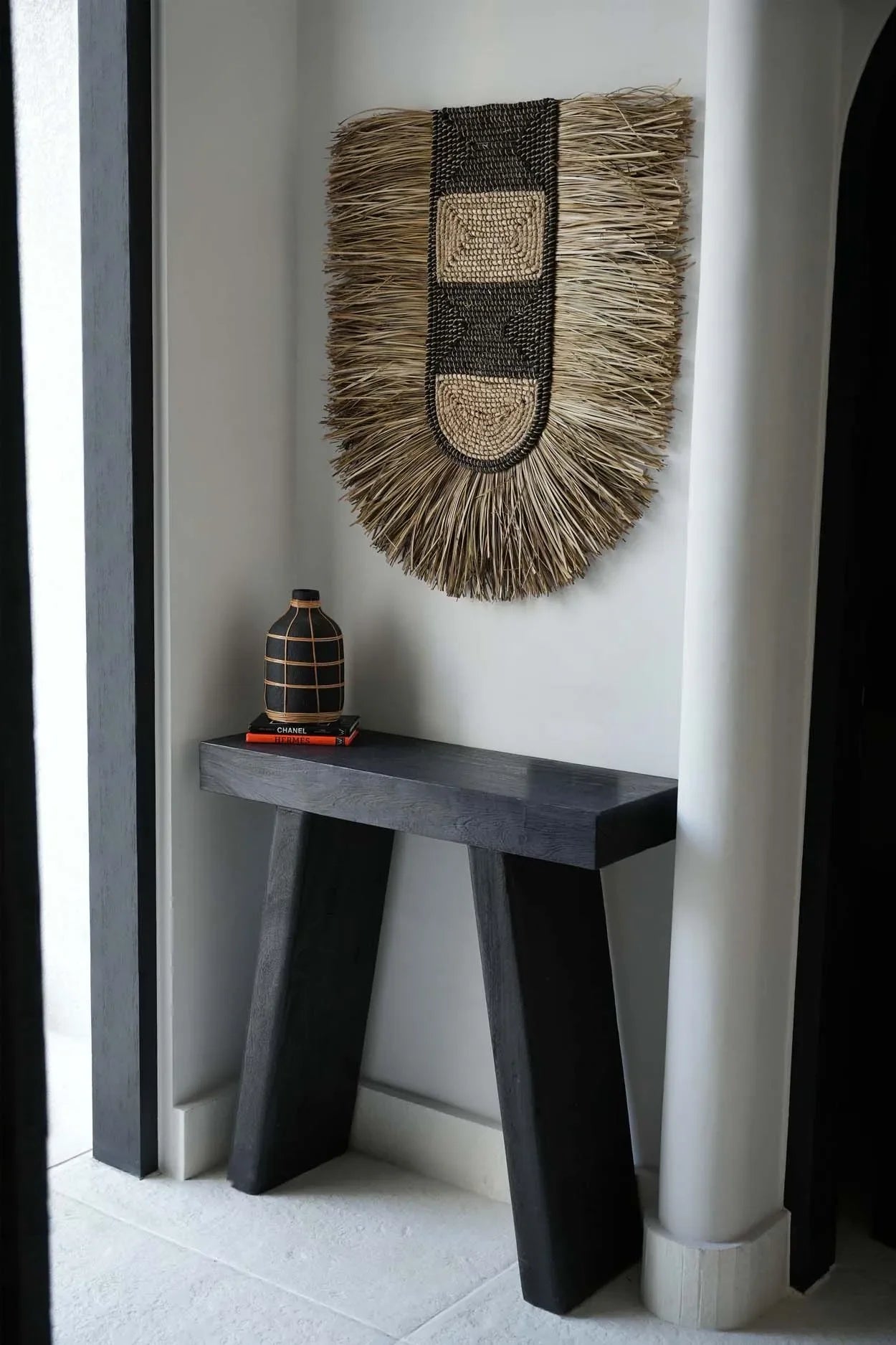 Console en gris foncé avec décoration murale en herbe naturelle tressée 85x78 cm