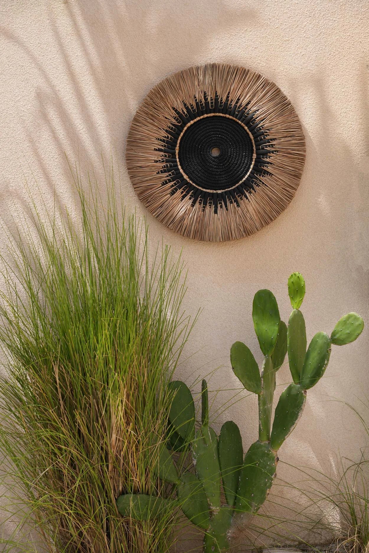 Décoration murale ronde en raphia et macramé noir avec centre noir de 60 cm