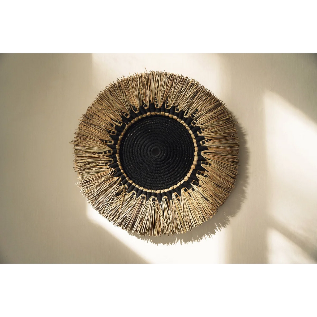 Décoration murale ronde en raphia noir et macramé naturel de 60 cm