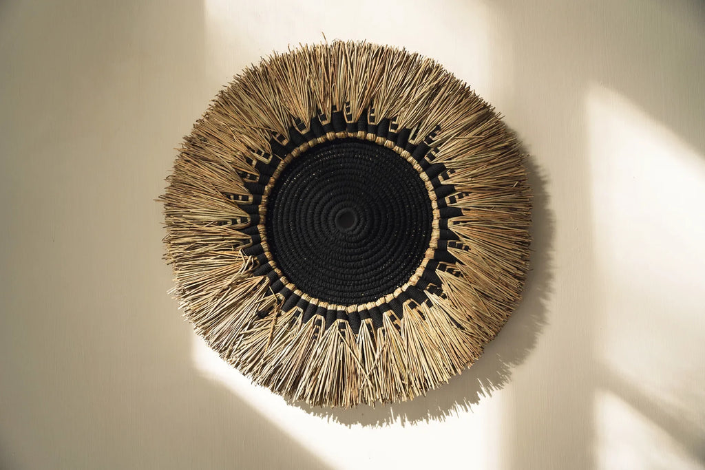 Décoration murale ronde en raphia et macramé noir de 60 cm