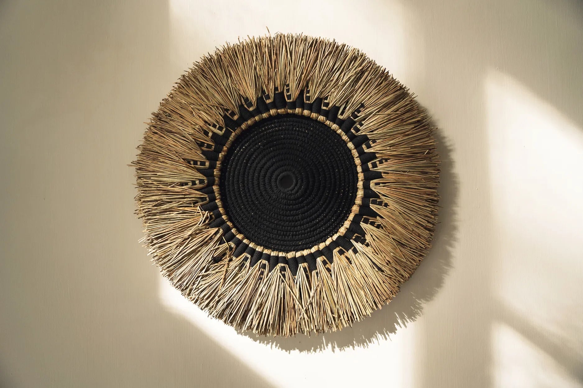 Décoration murale ronde en raphia et macramé noir de 60 cm