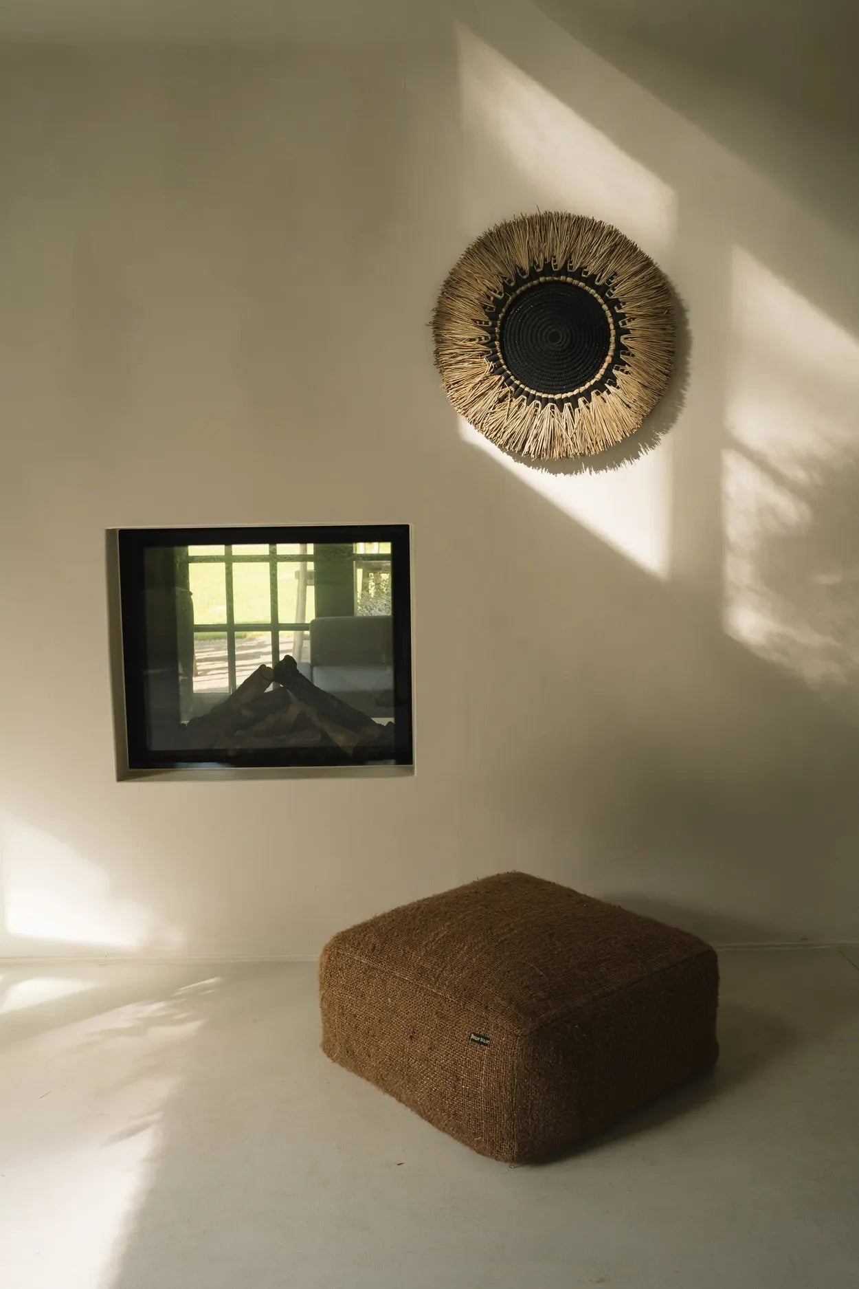 Ottoman tissé marron dans la décoration murale en raphia et macramé noir 60 cm