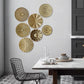 Décoration murale ronde et dorée dans un salon