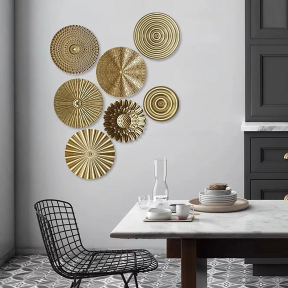 Décoration murale ronde et dorée dans un salon