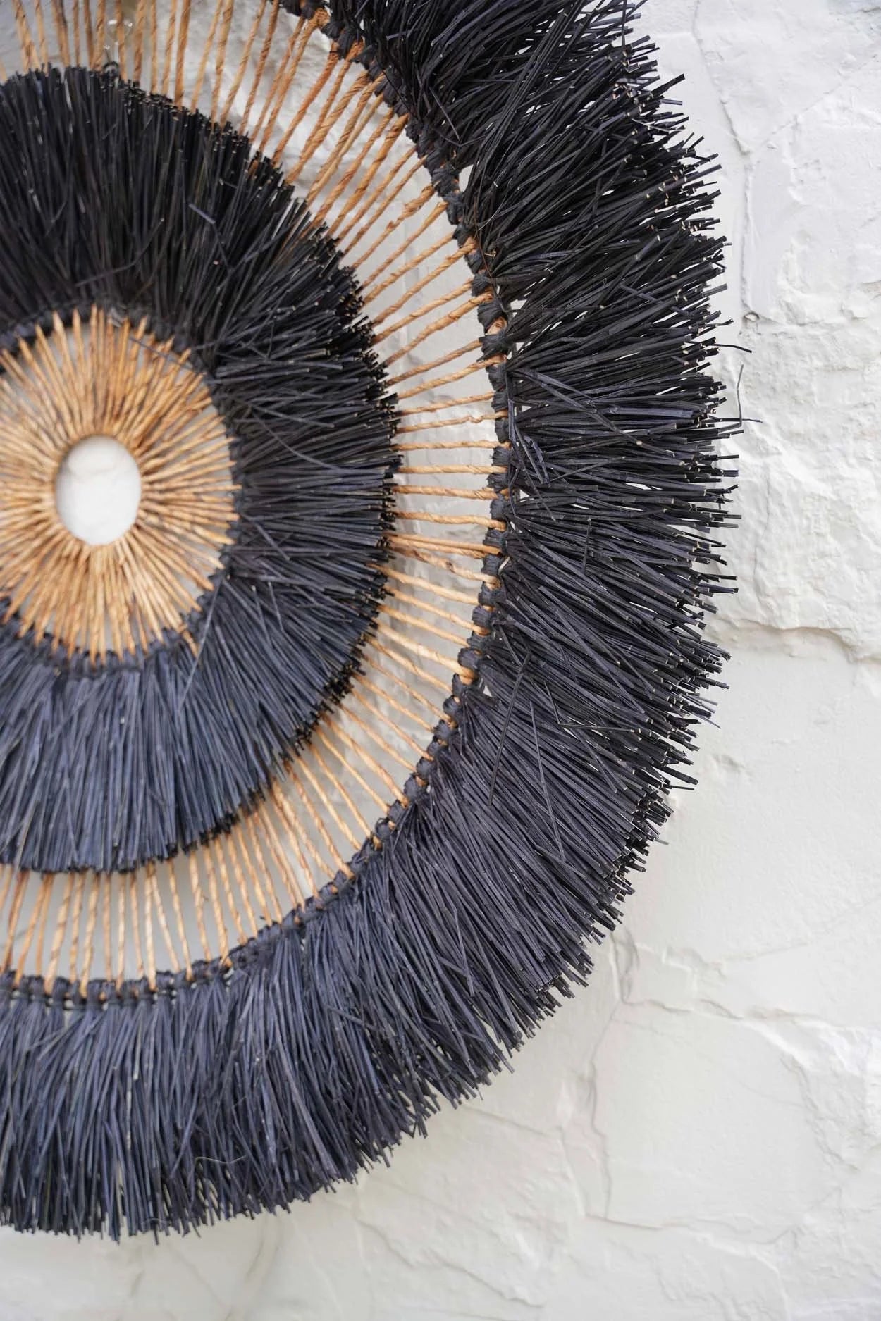 Décoration murale ronde en feuilles de bananier noir et naturel – Ø110 cm