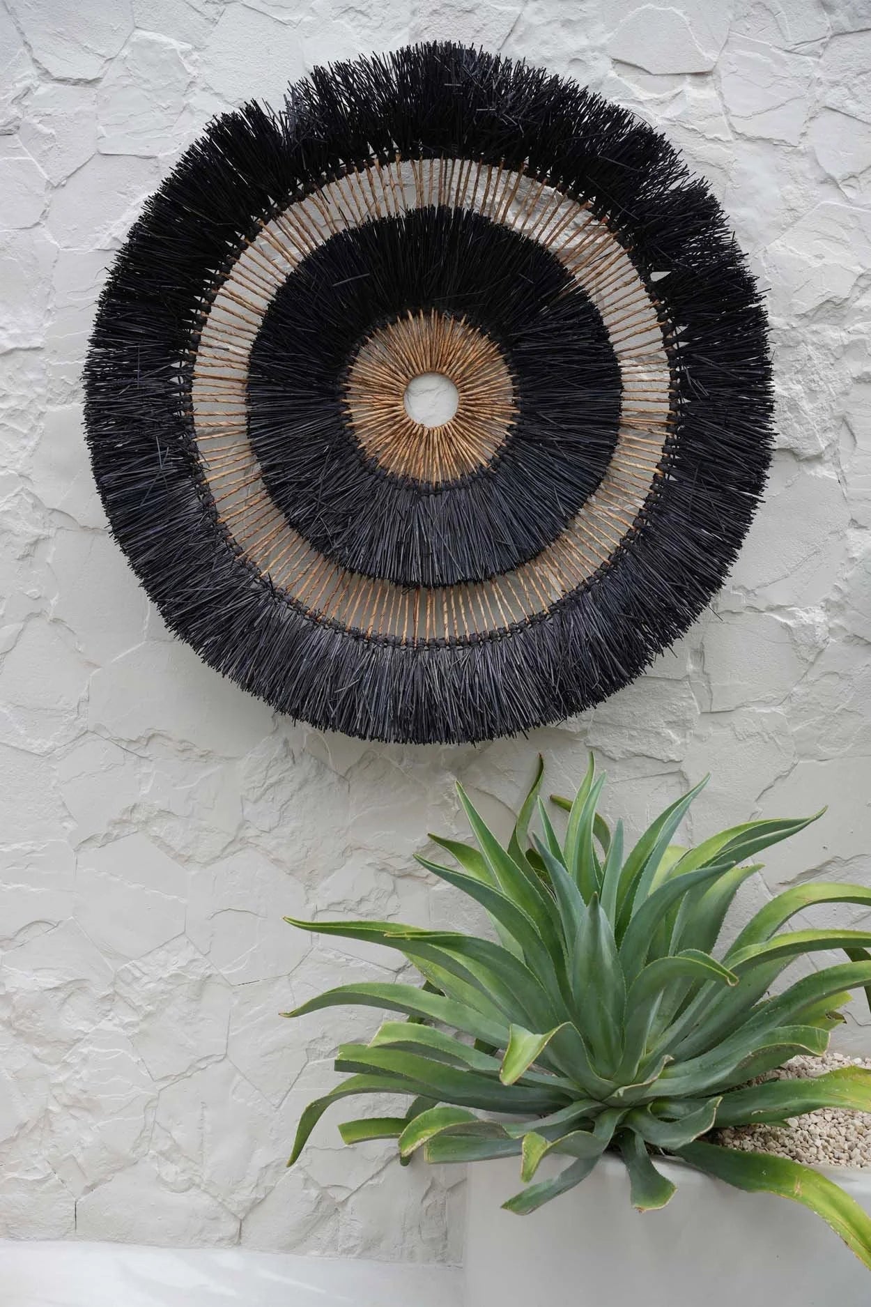 Décoration murale ronde en feuilles de bananier noir et naturel – Ø110 cm