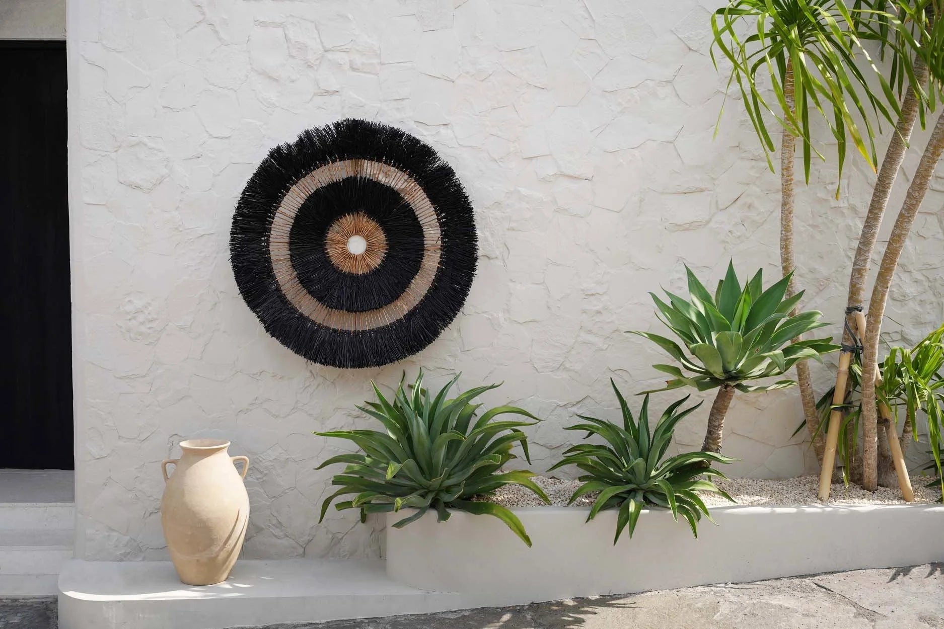 Décoration murale ronde en feuilles de bananier noir et naturel – Ø110 cm