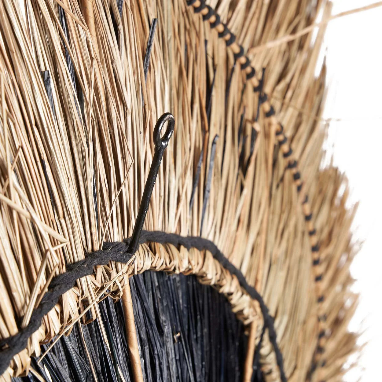 Décoration murale ronde fibres naturelles noir et beige – Ø110 cm