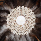 Applique murale ronde avec coquille de cowrie, plumes noires et brunes, diamètre 50 cm