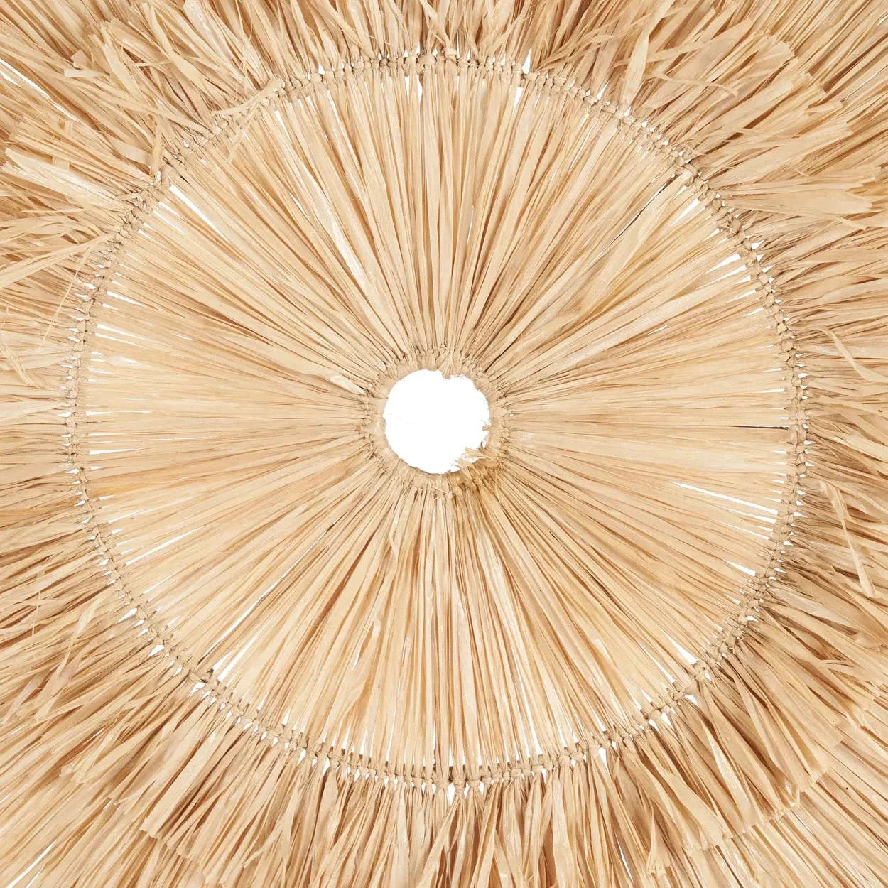 Suspension en raffia tissé avec design à franges et effet soleil pour décoration murale ronde