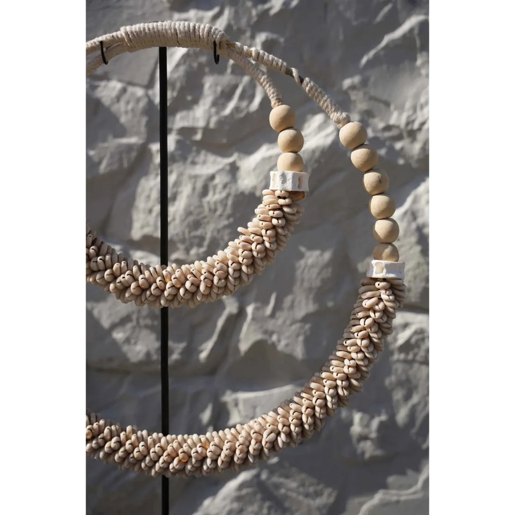 Décoration sur pied en coquillages – Double cercle naturel