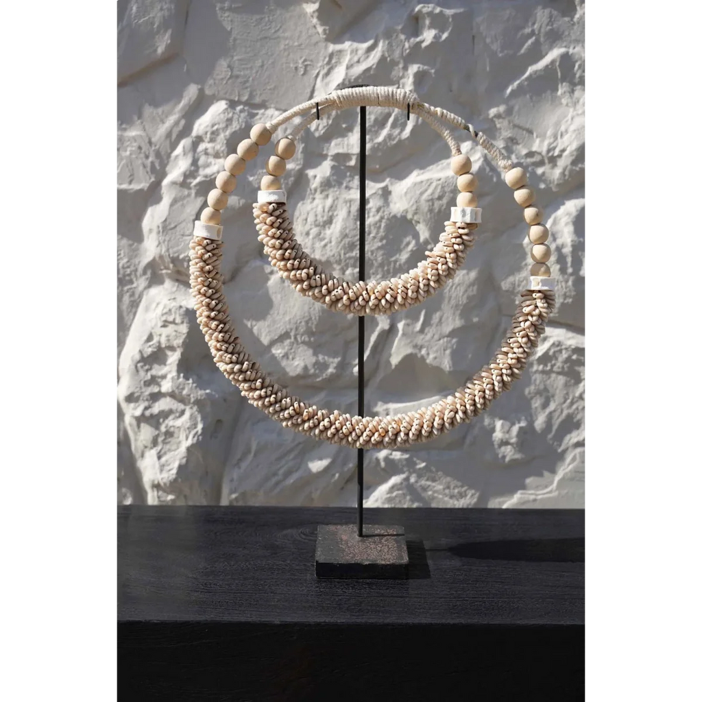 Décoration sur pied en coquillages – Double cercle naturel