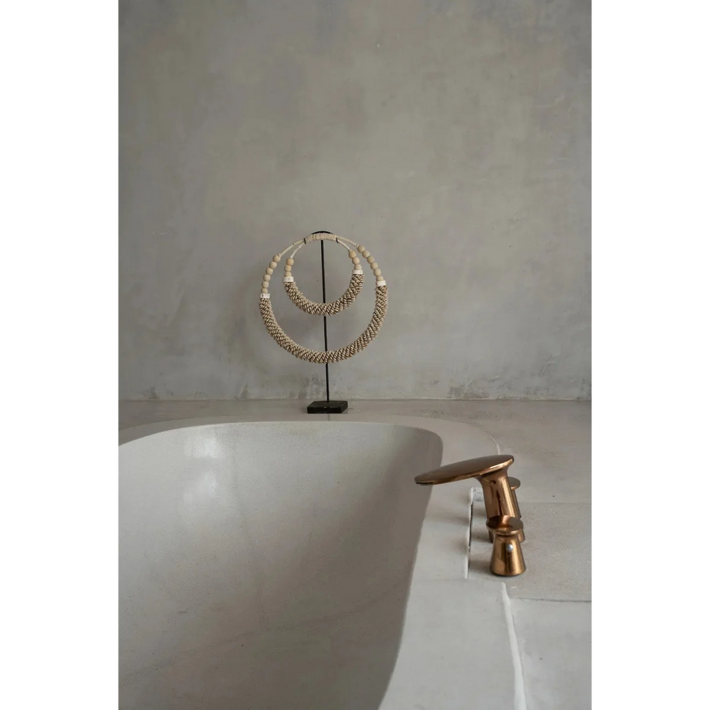 Décoration sur pied en coquillages – Double cercle naturel