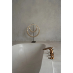 Décoration sur pied en coquillages – Double cercle naturel