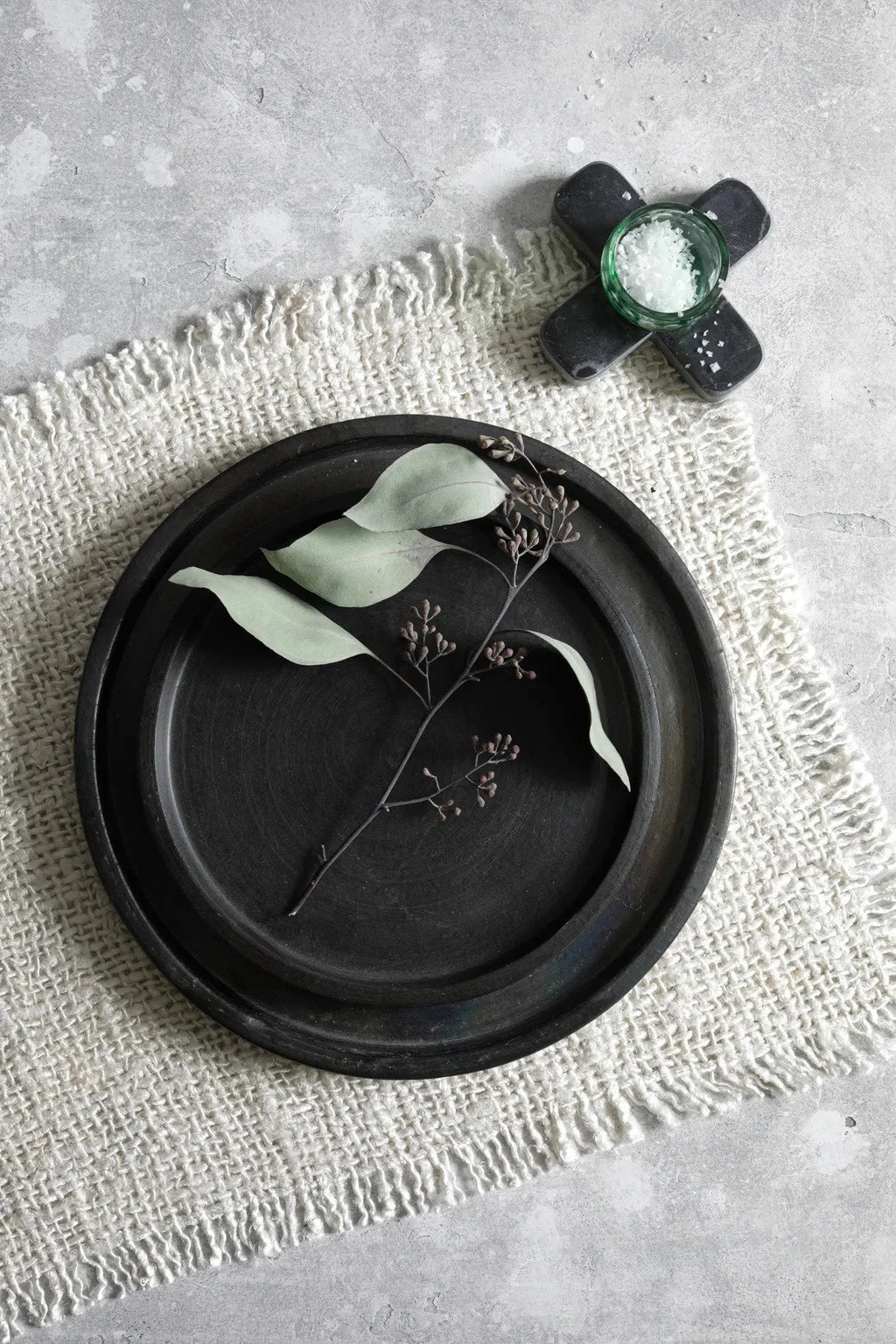 Plaque en marbre noir en forme de croix avec branche d eucalyptus pour décoration élégante