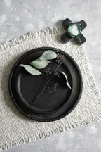 Plaque en marbre noir en forme de croix avec branche d eucalyptus pour décoration élégante