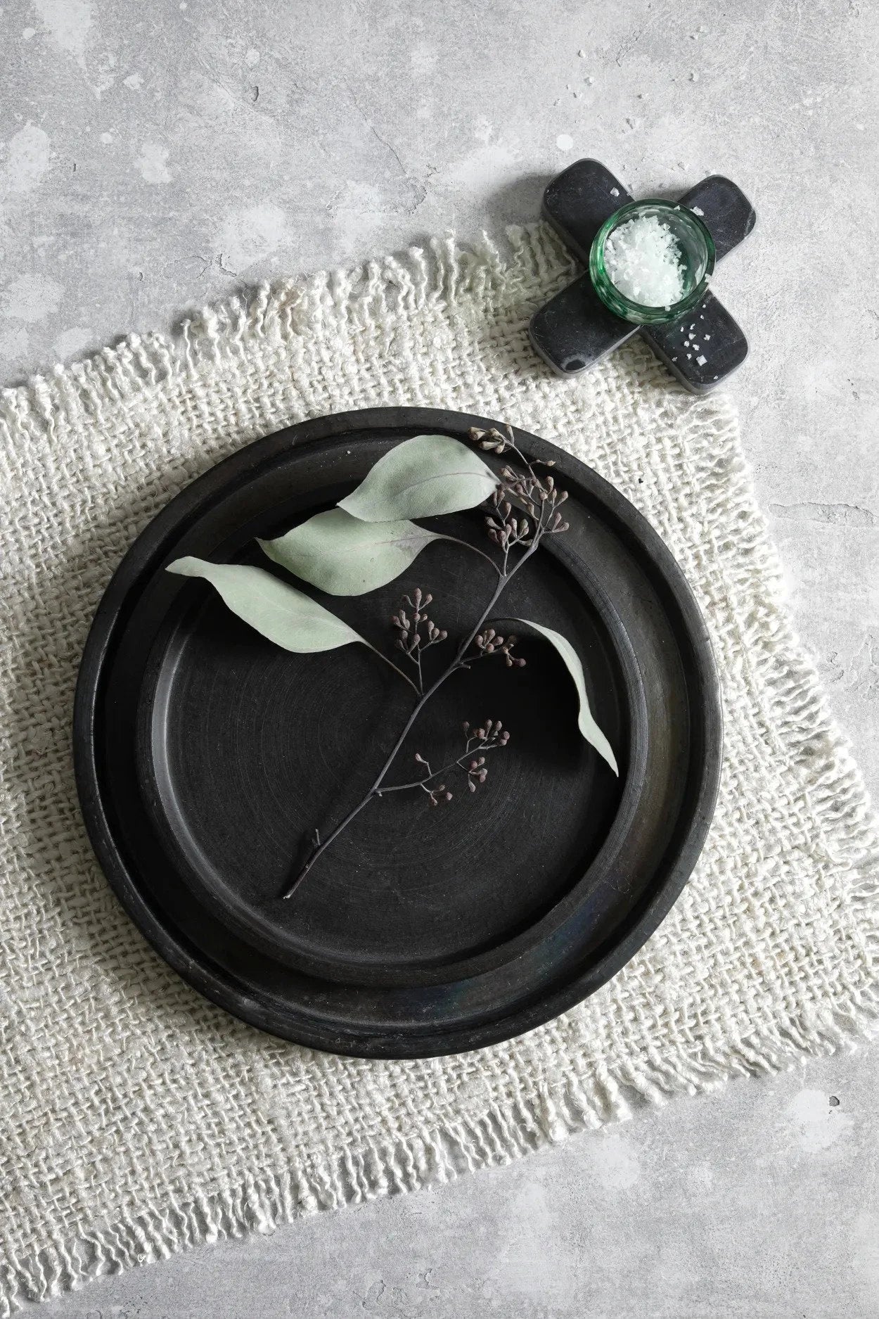 Plaque en marbre noir en forme de croix avec branche d eucalyptus pour décoration élégante