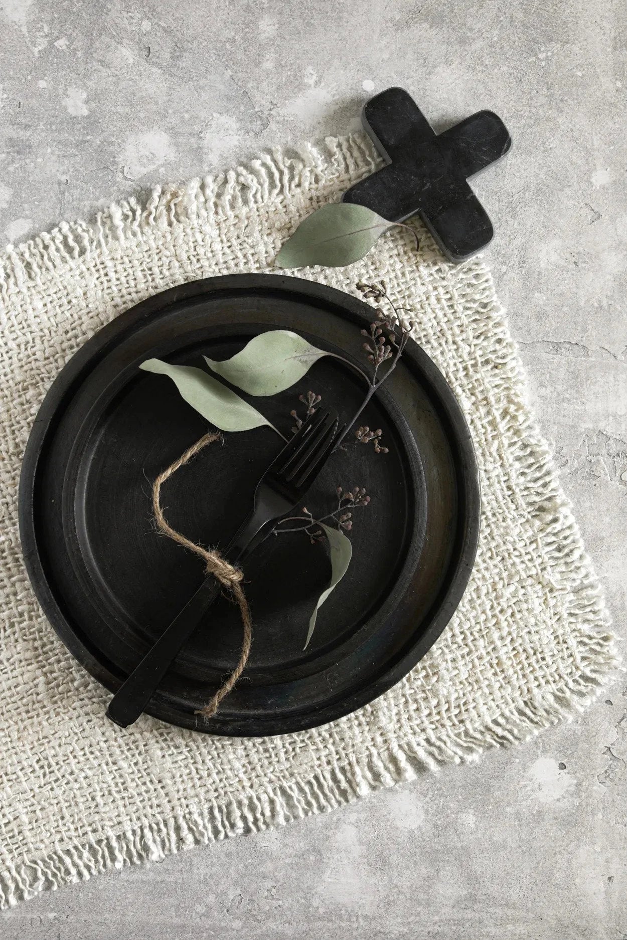 Dessous-de-plat en marbre noir croix design minimaliste avec vaisselle rustique