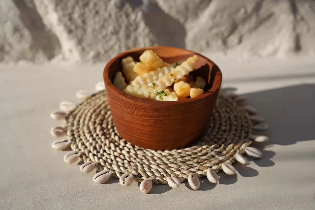 Bol à earthenware rempli de frites en coupe ondulée, associé à Le dessous de plat en coquille de raphia