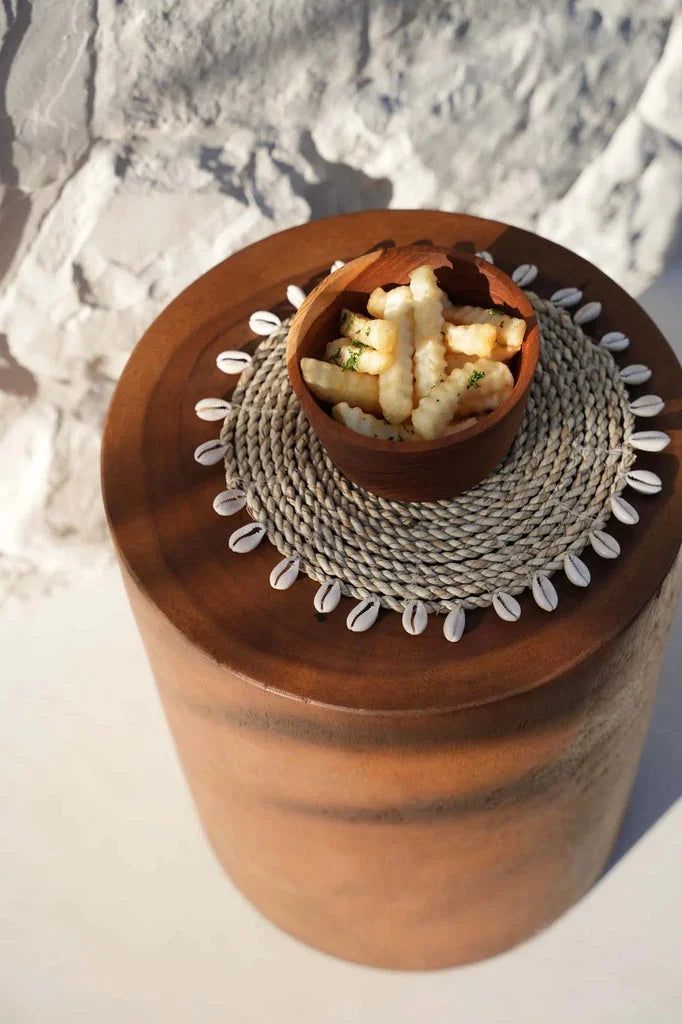 Frites françaises dans un petit bol avec le dessous de plat en coquille de raphia