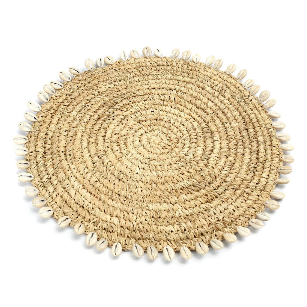 Sous-plat rond en coquille de Raphia avec des coquillages Cowrie pour la décoration