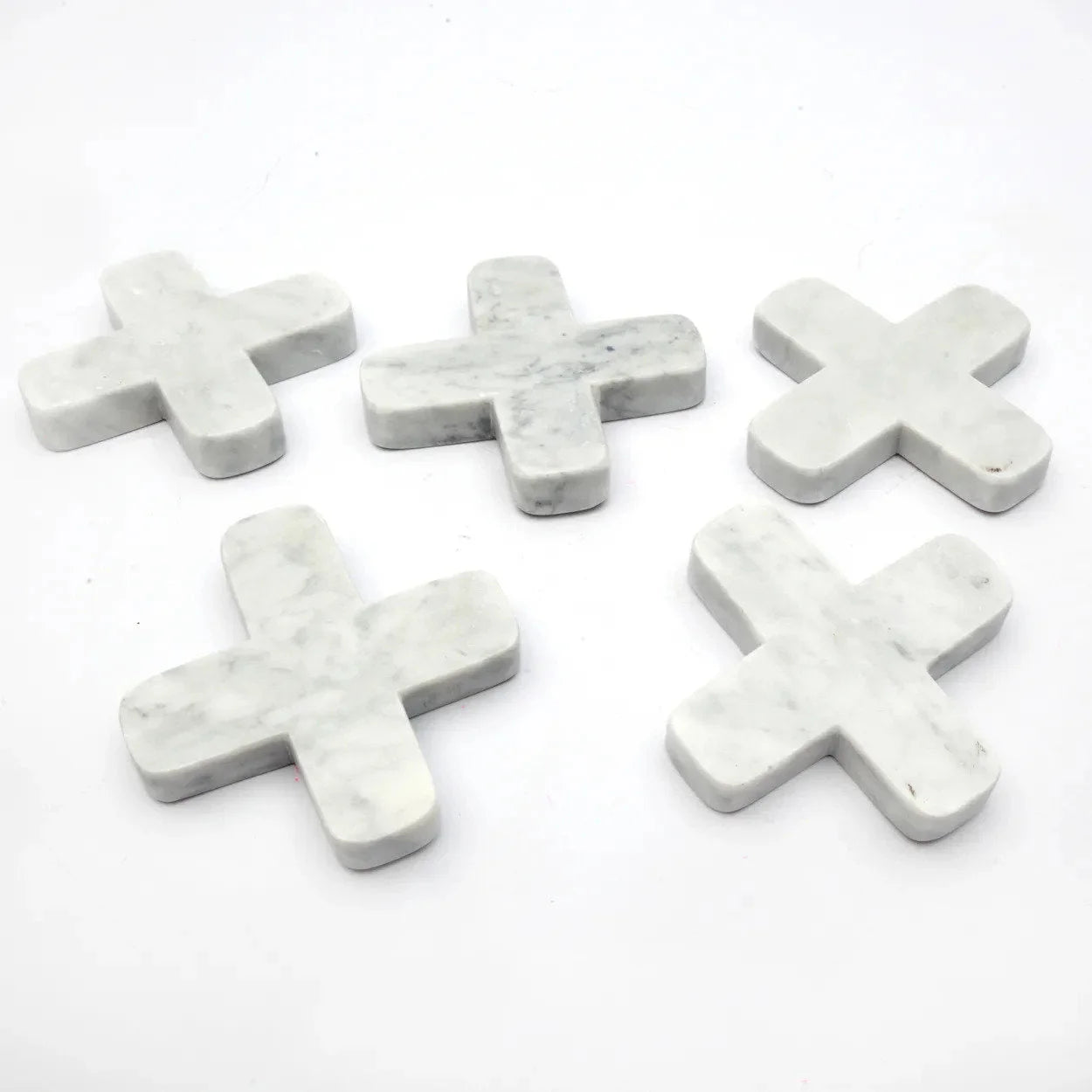 Cinq signes plus en marbre blanc effet croix minimaliste pour décoration de table