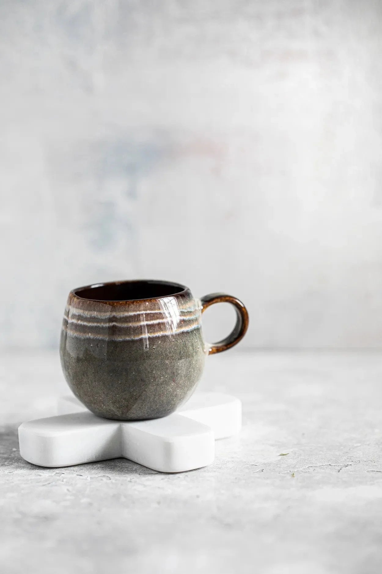 Tasse en céramique glacée avec manche pour la présentation de Dessous de plat en marbre blanc effet croix minimaliste