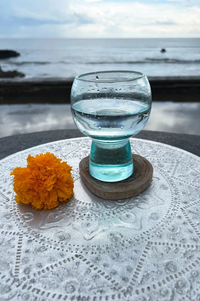 Verre aqua avec de l’eau.