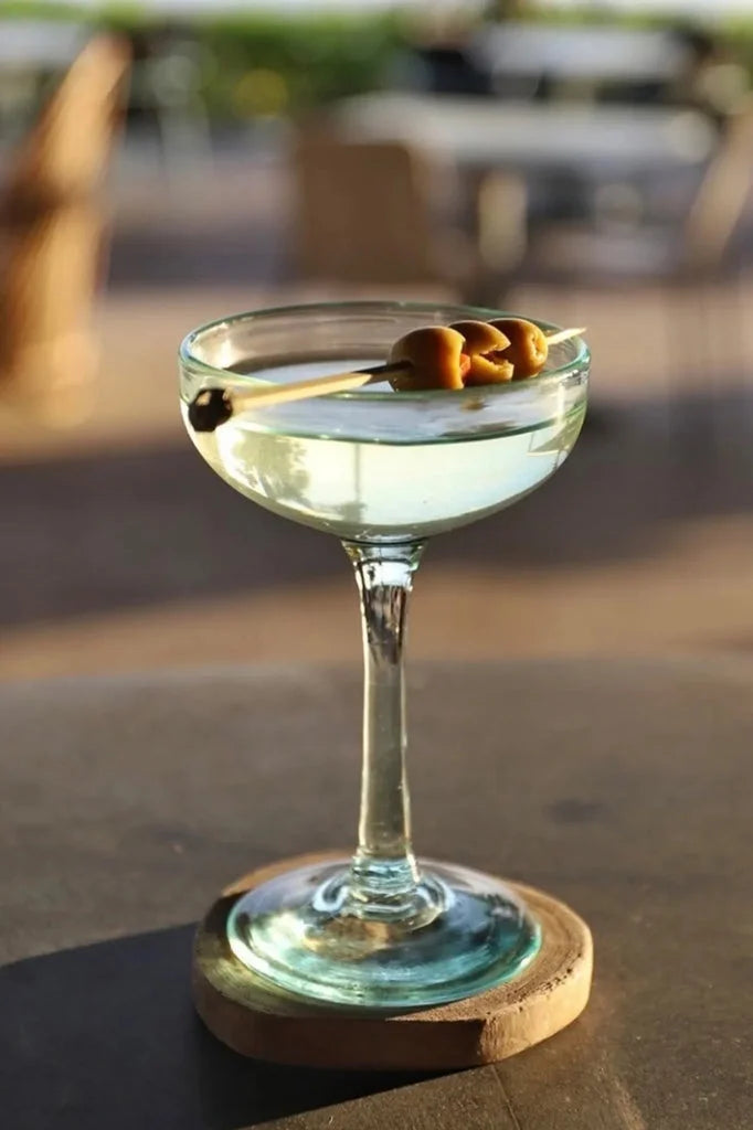 Martini avec garniture d’olives.