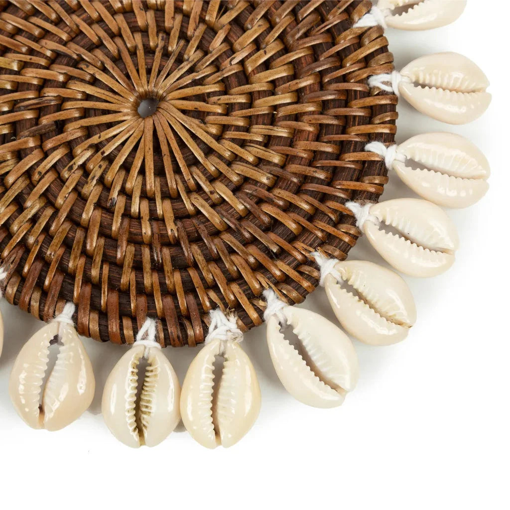 Sous-verre colonial en coquillage marron naturel avec bordure en coque de cowrie