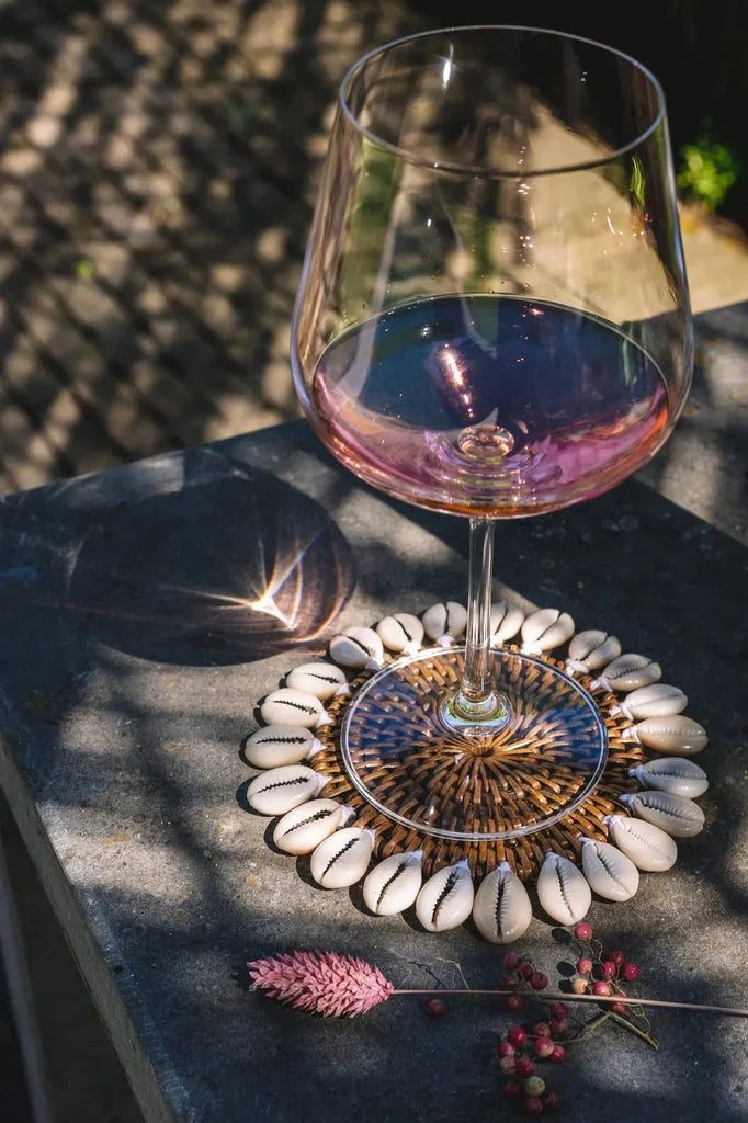 Verre à vin avec liquide iridescent pour le sous-verre colonial en coquillage Marron naturel