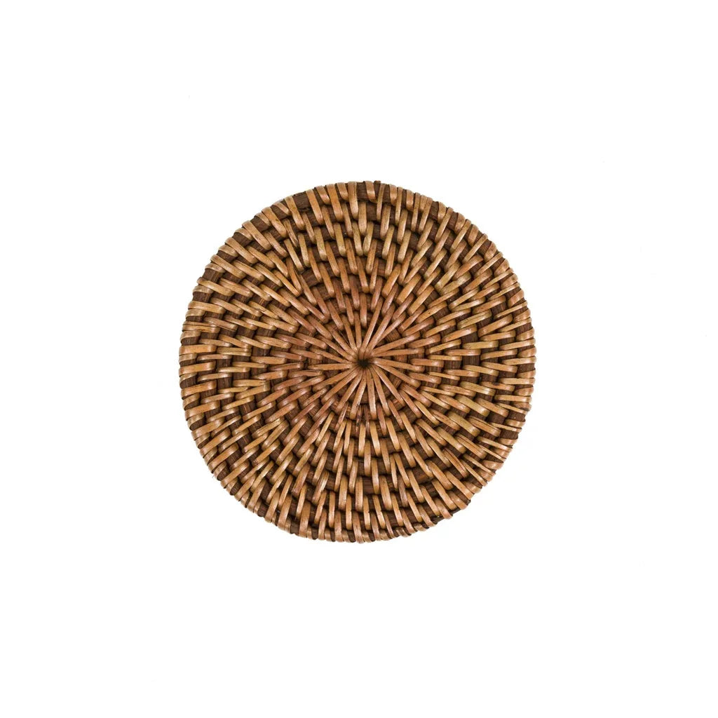 Set de table rond en rotin tressé.