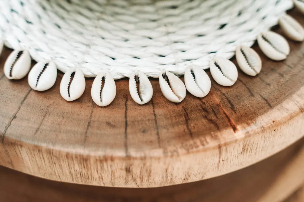 Sous-verre en coquillage et herbe marine blanc avec bordure en cowrie shell