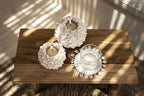 Bougeoirs recouverts de coquillages et sous-verre avec verre.