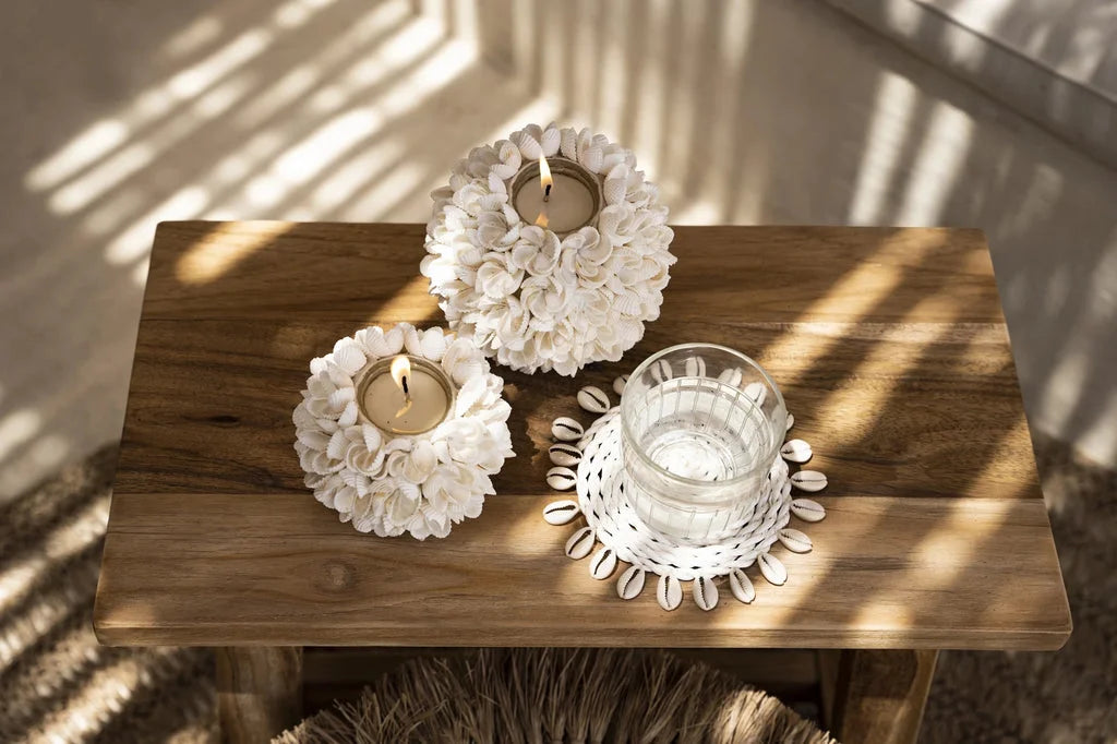 Bougeoirs recouverts de coquillages et sous-verre avec verre.